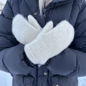 Stickade vantar  - Hemma stickade, tovade vantar!✨ Perfekta nu till vintern. Finns i färgerna på bilderna. Skriv privat om ni har några frågor❄️💕 säljer till mitt uf företag, följ oss på Instagram @communicate.uf där vi senare kommer fokusera på psykisk ohälsa💕