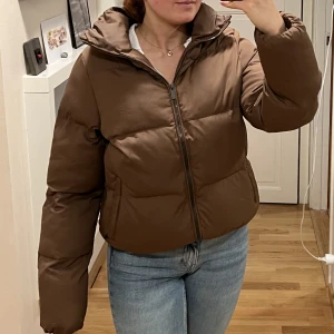 Brun Puffer jacka  - Superfin brun Puffer jacka, köpt på gekås. Storlek 32-34 XS. Är i väldigt fint skick!!