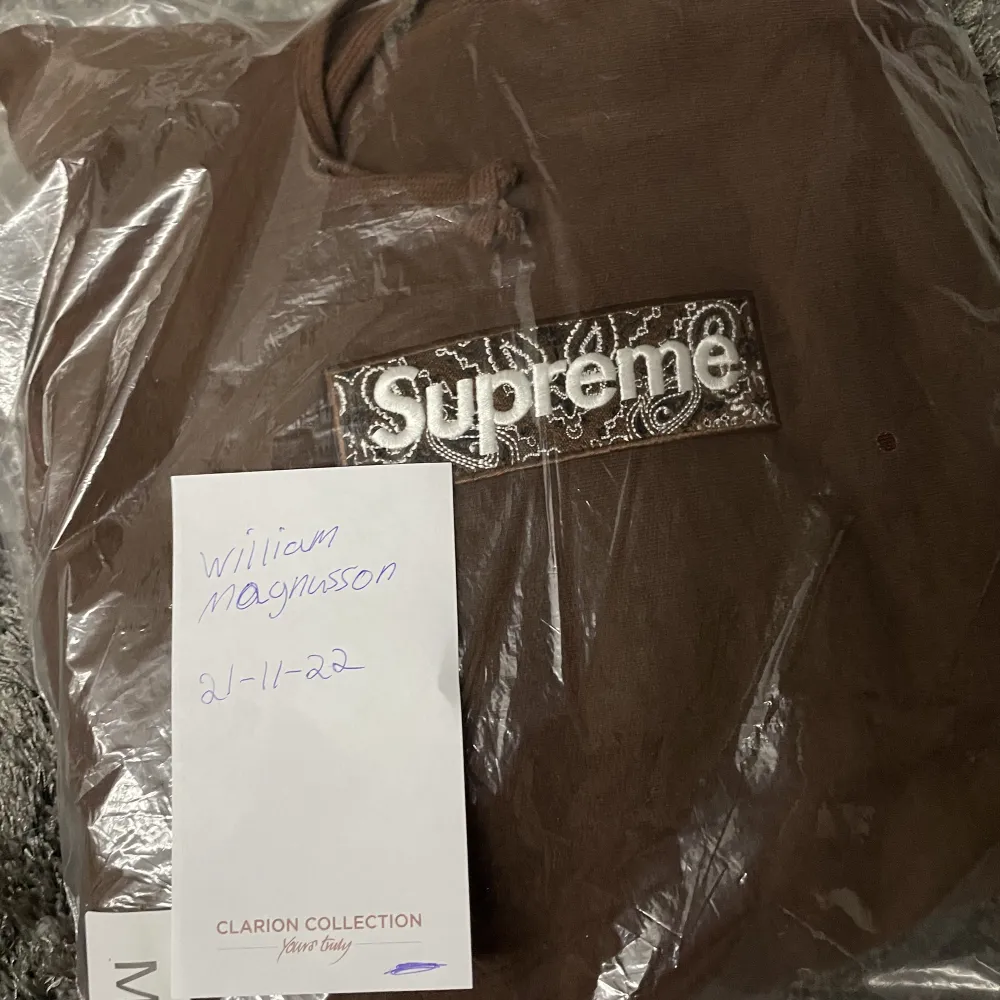 Hej säljer då min Supreme bandana box logo hoodie som är helt oanvänd. Den ligger fortfarande i plasten storleken är M. Hoodies.
