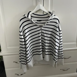 Randig - Säljer denna jätte fina tröja med vida armar från kappahl! Orginalpris 500kr, säljer för 200kr!💘Använd fåtal gånger