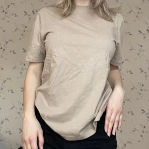 Basic stor t-shirt i beige  - Fin, stor t-shirt i mycket gott skick💕 kan även fraktas, köpare står för frakt