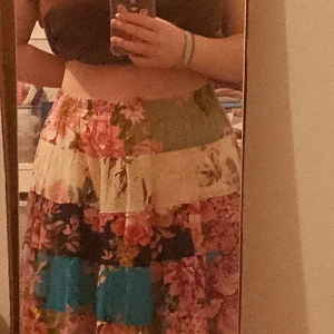 Blommig maxikjol  - Kolla gärna på mina andra produkter! INTRESSEKOLL! Blommig maxikjol från Rosebud köpt second hand. Passar ungefär stl 38-42 men kan passa större eller mindre beroende på hur man vill ha den 😊