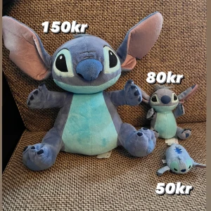 Stitch gosedjur i olika storlekar  - Säljer 3st stitch gosedjur i olika storlekar STORA ÄR SÅLD  Betalning sker via Swish  Finns att hämtas i Åmål eller skickas emot fraktkostnad (66kr)