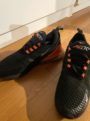 NIKE AIR 270 - Använda ett fåtal gånger. Nyskick,säljes pga pengabrist helt enkelt(tuffa tider😢.) Köpte dom ifrån Nike i Tyskland 🇩🇪 för 1800:-