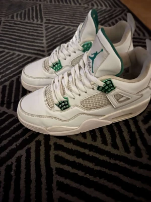  Jordan 4 -  Jordan 4 några månader gammal Kan diskutera pris.
