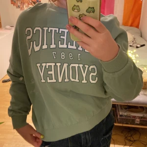 Grön Sweater - Grön/sage sweatshirt i bra skick, köpt för ett tag sedan men har knappast använt.