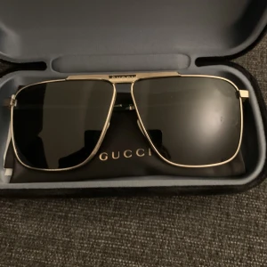 Gucci solglasögon - Säljer mina gucci glasögon, dem är köpta i butik för 3900kr, har inte kvar kvitto men låda med påse och putsduk medföljer. Glasögonen är äkta. Dem är knappt använda de dem är lite för stora för mig