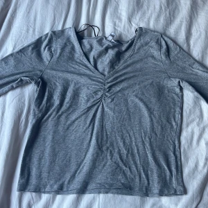 Grå långärmad tröja - En grå långärmad tröja ifrån H&M. Storleken är L men passar nog bättre som en M.  Skriv ifall du har frågor!