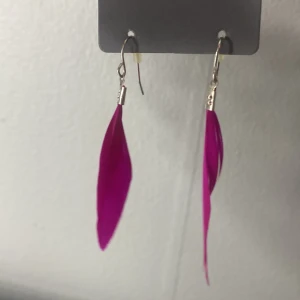 Örhängen!! - Ett par jätte fina örhängen!! De är använda några få gånger men så fina!! Jag köpte de för typ 60-70kr men säljer de för 50kr+frakt!!💕