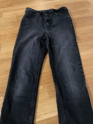 Gråa jeans från Zara  - En jätte fin grå jeans som är använt Max 2 gånger. Köpta från Zara med storlek 28. Säljer de pågrund av de kommer aldrig till användning, storleken funkar även från s/m