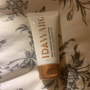 Brun utan sol - Säljer en Ida Warg bus då jag har två av denna och ändå inte använder de så ofta, det är 50 ml och denna är helt oanvänd! Nypris 180 säljer för 100 helt ny 💗Ger fin färg. TRYCK INTE PÅ KÖP DIREKT! frakt blir mindre än vad som står så tryck inte köp direkt