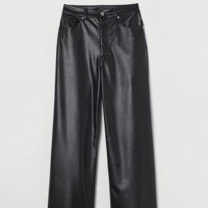 Jeans  - Jeans från Hm, fint skick,  säljer då jag inte använder dom längre.  Köparen står för frakten🖤