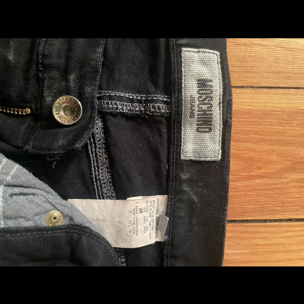 Vintage Moschino skinnyjeans i svart modell: Donna  strl: 29 . Jeans & Byxor.