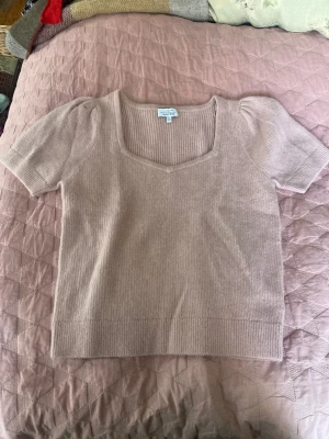 Kortärmad ylletröja Other Stories L - Kortärmad ylletröja i puderrosa från Other Stories. Oanvänd. Strl L. 30% viskos 19% polyamid 18% alpacka 18% ull 14% polyester