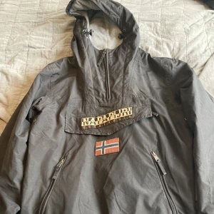 Napapijri jacka - Svart Napapijri jacka  använt ett fåtal gångeri jättebra skick! Skriv för frågor. Storlek är m men passar även L.