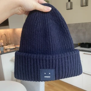 Acne mössa - En mörkblå acne mössa, köpt förra året där nypris var 1200kr. 