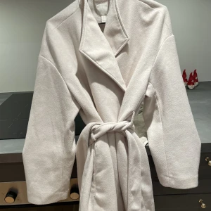 Beige kappa - Beige kappa från hm. Använd 1 höst, i gott skick. Storlek small