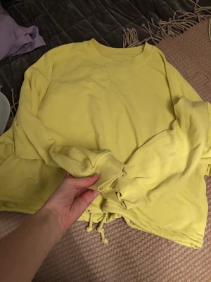 Gul hoodie  - Gul hoodie från bikbok! Frakt tillkommer på 50kr 😙