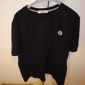 Moncler Tshirt  - Jätte fin Moncler Tshirt använd några gånger bara 