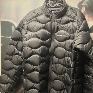 Peak Performance jacka - Säljer min Peak dunjacka utan luva, storlek L, aldrig använd och köpt på Intersport för 2500kr. Kvitto finns dessvärre inte då jag köpte den för något år sedan men säljer den då den är för stor för mig. 