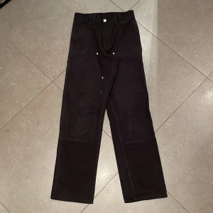 Svarta Carhartt double knee byxor - Jag säljer mina älskade men knappast använda Carhartt double knees. Jag har inte använt dem på ett tag och därför säljer jag dem. De är i fint skick och köptest nya för drygt ett halvår sen.