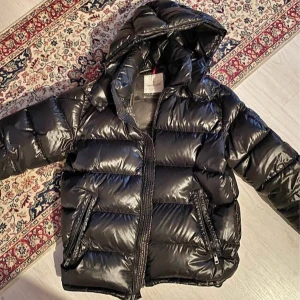 Moncler maya - Moncler maya storlek S funkar även till M  kvitto och box medföljer  inga hål eller något köpt förr förra vintern från  double y  i Malmö använd sparsamt skick 9/10❤️