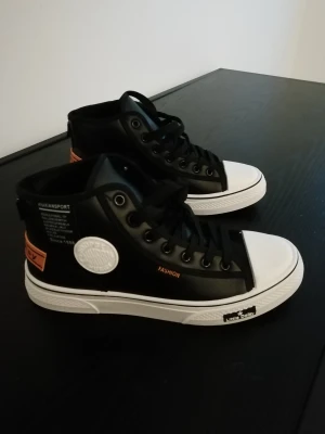 HELT NYA SKOR  - Säljes pga fel storlek. Köpte till mig själv men dom är rätt små i storleken. Är storlek 43 men skulle passa nån med storlek 41. Kan skickas. Köparen står för frakten. 