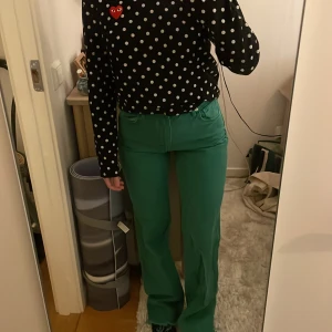 Långa flare jeans - Super coola gröna flare jenas!!  Långa! Använda 1 gång🙏🏻 Jag är 163cm