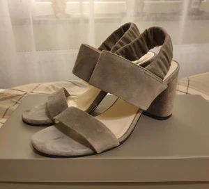 Vagabond sandaler, st. 38, grå mocka - Snygga sandaler i äkta grå mocka från Vagabond, köptes för 2 år sedan. Jag använde de bara 2 gånger för att de är tyvärr lite för smala för mina breda fötter. Annars är de ganska bekväma, klacken är ca 8 cm. Sandalerna är i perfekt skick. 😊