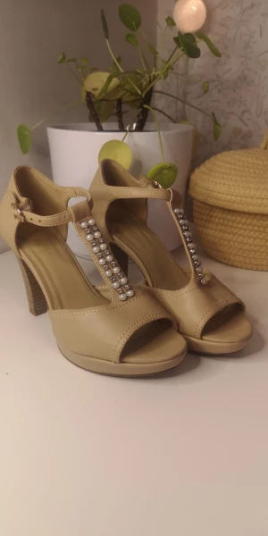 Högklackat  - Aldrig använda. Beiga i färgen med fin strass framtill. 