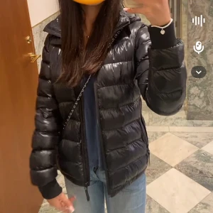 glansig peak performance jacka - glansig peak performance jacka i storlek 160 passar mig som är xs och 170cm💞💞 inga defekter eller liknande ! bra skick men har använts. nypris 2500kr