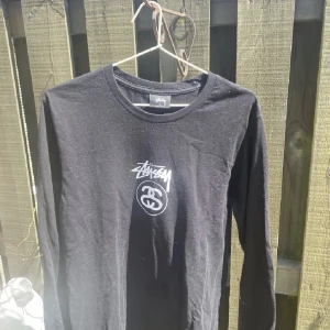Stussy långarmad t-shirt - Stussy långarmad t-shirt  Storlek S  Skick 9/10 Fraktar genom postnord   225:- + frakt 66kr 