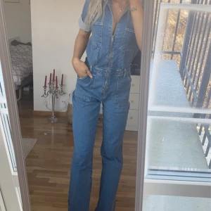 Jeansjumpsuit stl S - Jag säljer denna fina jumpsuit då jag fick hem den i fel storlek. Helt ny, prislapp sitter kvar, ordinarie pris 699 kr. Mitt pris 500 plus frakt.