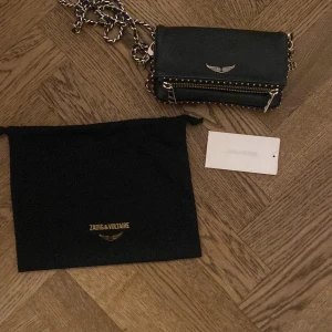 Zadig & Voltaire väska❤️ - Jättefin Zadig väska i bra skick🥰 Dustbag och bevis på att den är äkta följer med, köptes i Zadig butiken i Stockholm för 2200kr. Kan gå ner i pris vid snabb affär. 