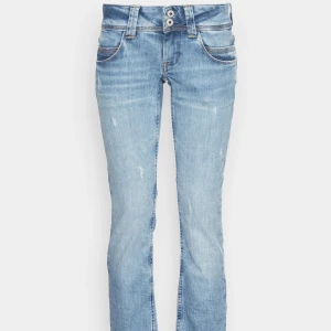 Assnygga lågmidjade jeans  - Säljer mina pepe jeans från zalando i bra skick. Köpte för 1099 men säljer nu för 590kr +frakt. (HELT SLUTSÅLDA PÅ HEMSIDAN) vid många intresserade blir det budgivnining.