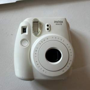 Säljer min Instax mini kamera vit som inte kommer till användning. Medföljer en väska till kameran. Foton som man stoppar i kameran medföljds ej 🥰
