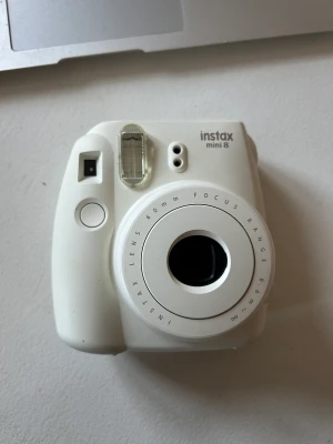 Instax mini kamera - Säljer min Instax mini kamera vit som inte kommer till användning. Medföljer en väska till kameran. Foton som man stoppar i kameran medföljds ej 🥰