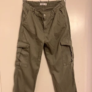 Cargo pants, storlek 42 - Cargobyxor använda 1-2 gånger. Storlek 42, 250kr