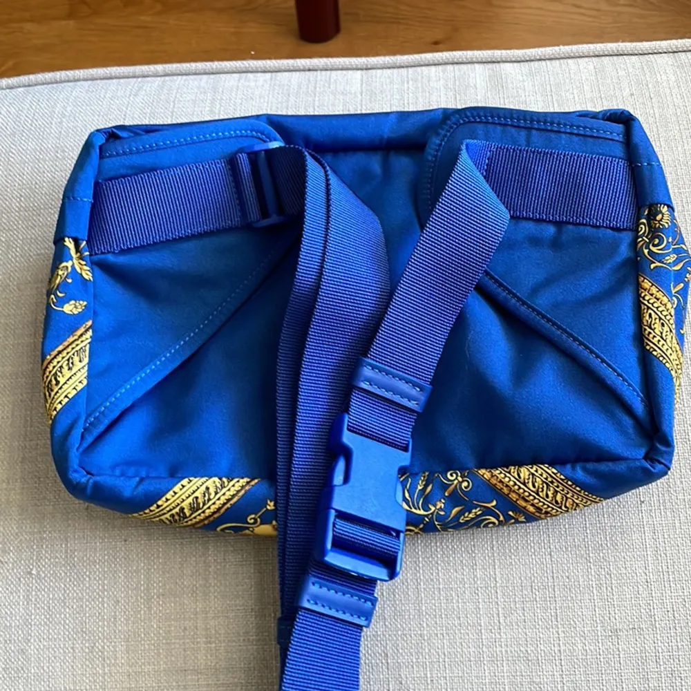 Säljer nu denna BumBag (magväska) som är helt oanvänd! Jag köpte den i Versace affären i Italien, den kommer med dustbag och certifieringskuvert. Den är från Medusa kollektionen och är därför värd 6800kr. Säljer den för 3000kr till någon lyckligt lottad.. Väskor.