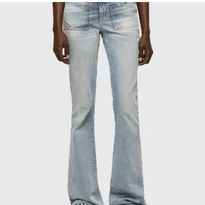 Diesel jeans - Köp direkt för 600kr!🥰Säljer ett år så så coola jeans från diesel men jag köpte fel storlek så de passar mig inte tyvärr. I jättefint skick storlek 30/32❤️passar M 