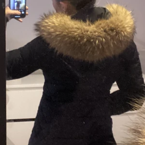 Attentif Paris jacka - Säljer nu min attentif pris jacka från parka collection, storlek 36. Säljs inte längre!! Limited edition. Köpte för 2600kr Säljer nu för 1000kr❤️