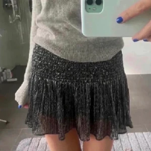 Zara silver kjol  - Glittrig silver kjol från zara i stolek S! Oanvänd med prislappar kvar! Så fin både till vardags och fest🤩🤍  (Buda med 10kr mellanrum)