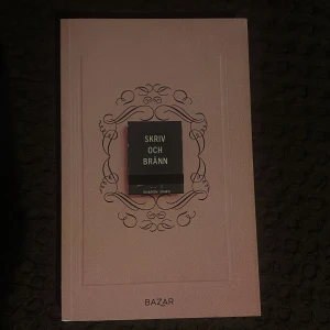 Boken ”Skriv och bränn” - Säljer boken ”Skriv och bränn” helt ny. En bok där du intervjuar dig själv inom olika frågor och kategorier Säljer pga. Har inte blivit av att jag skrivit nått i den💖