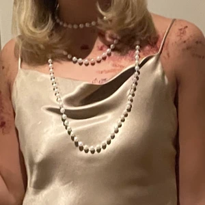 Fest topp - Säljer en satin fest topp från zara i storlek XS men den har band som man kan ändra så skulle säga att den passar storlek S också, använd fåtal gånger 