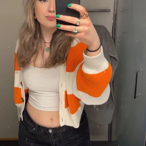 Kofta  - Super mysig stickad kofta som sitter lite oversize! Skriv privat om fler bilder! 