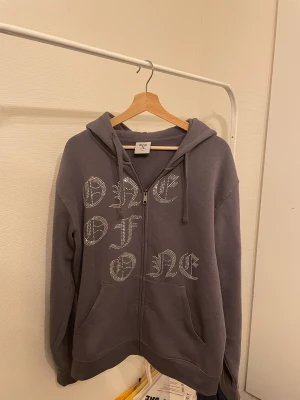One of one zip hoodie - En helt ny one of one hoodie i topp skick. Ompublicerad pga oseriösa budare. Köpare står för frakt. Hör av dig om du har några frågor. Priset ej hugget i sten vid snabbaffär