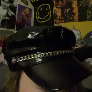 Punkig keps - Sjukt snygg alternativ keps!!! Köpt på plick men i jättebra skick<3 använd inte köp nu, och hör av er vid frågor💕 frakten i annonsen stämmer ej 