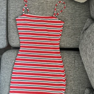 Klänning  - ”Kort” söt klänning, passar S och M.  Blir väldigt kort om man är 175cm och över. 