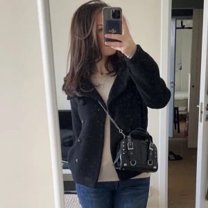 kort kappa - kort kappa från HM i storlek 34 men passar även 36❤️vid större intresse blir det budgivning🥰