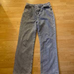  ett par jeans från Bikbok, använda en gång, köpte för 599kr och säljer dom för 299kr💗